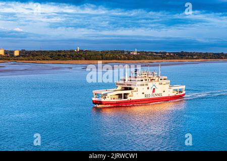 Die MV Red Osprey Fahrzeug- und Passagierfähre, die von Red Funnel in Southampton Water bei Sonnenaufgang vor Fawley, Hampshire, Großbritannien, auf dem Weg zur Isle of Wight, betrieben wird Stockfoto