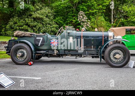 Highlands, NC - 10. Juni 2022: Low-Perspective-Seitenansicht eines Bentley 4,5 Liter-Gebläse aus dem Jahr 1927 auf einer lokalen Automobilmesse. Stockfoto