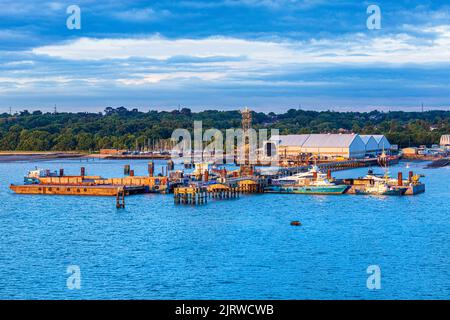 Morgengrauen bricht an der Hythe Shipyard auf Southampton Water in Hythe, Hampshire, Großbritannien Stockfoto