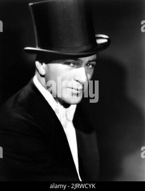 GARY COOPER Portrait von JOHN ENGSTEAD Werbung für DESIGN FOR LIVING 1933 Regisseur ERNST LUBITSCH spielt Noel Coward Drehbuch Ben Hecht und Samuel Hoffenstein Kostümbild Travis Banton Paramount Picturms Stockfoto