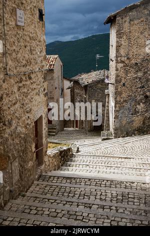 Gasse mit Treppen, Santo Stefano di Sessanio, Nationalpark Gran Sasso und Monti della Laga, Abruzzen, Italien, Europa Stockfoto