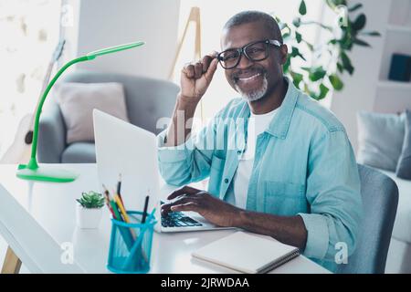 Foto von positiv qualifizierten Programmierer Mann arbeitet an neuen Projekt Start-up von zu Hause aus mit drahtlosen Laptop Stockfoto