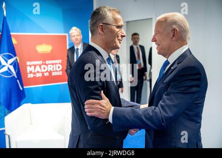 Präsident Joe Biden trifft sich mit NATO-Generalsekretär Jens Stoltenberg, als er bei der IFEMA Madrid eintrifft, um an der Sitzung des Nordatlantikrates beim NATO-Gipfel am Mittwoch, den 29. Juni 2022 in Madrid teilzunehmen. (Offizielles Foto des Weißen Hauses von Adam Schultz) Stockfoto