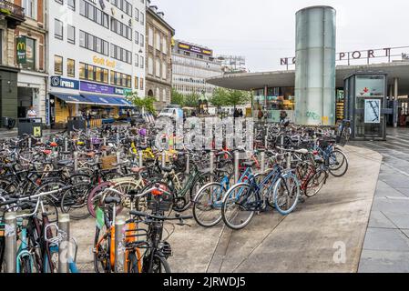 Parkplätze für Hunderte von Fahrrädern an der U- und S-Bahn-Station Norreport in Kopenhagen, Dänemark Stockfoto