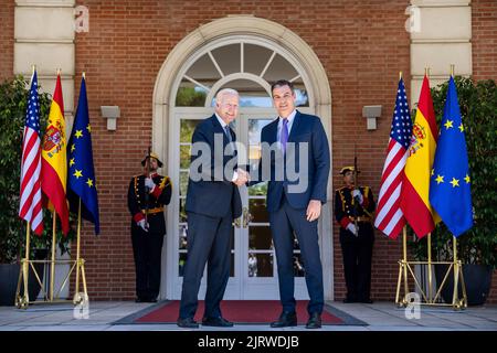 Präsident Joe Biden begrüßt den spanischen Präsidenten Pedro Sánchez am Dienstag, den 28. Juni 2022, im Palast von Moncloa in Madrid. (Offizielles Foto des Weißen Hauses von Adam Schultz) Stockfoto