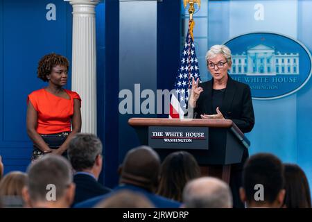 Die Pressesprecherin des Weißen Hauses, Karine Jean-Pierre, hält zusammen mit der Energieministerin Jennifer Granholm am Mittwoch, den 22. Juni 2022, im James S. Brady Press Briefing Room des Weißen Hauses eine Pressekonferenz ab. (Offizielles Foto des Weißen Hauses von Cameron Smith) Stockfoto