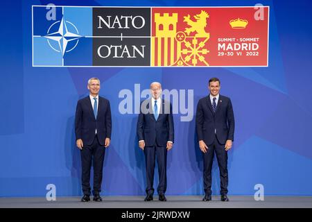 Präsident Joe Biden begrüßt den NATO-Gipfel mit NATO-Generalsekretär Jens Stoltenberg und dem spanischen Premierminister Pedro Sánchez am Mittwoch, den 29. Juni 2022, auf der IFEMA Madrid in Madrid. (Offizielles Foto des Weißen Hauses von Carlos Fyfe) Stockfoto