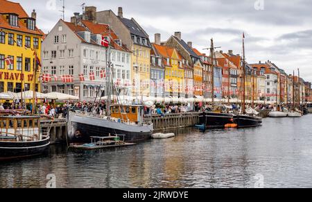 Das beliebte Touristenziel Nyhavn eine Bucht des Meeres mit bunten 17. C Häuser Cafés und Bars und Segelboote gesäumt - Kopenhagen Dänemark