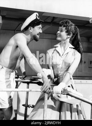 MICHAEL MEDWIN und BRIGITTE BARDOT in ARZT AM MEER 1955 Regisseur RALPH THOMAS Roman / Adaption Richard Gordon Drehbuch Nichollapps Phipps und Jack Davies Kostümdesign Jane Ellacott Produzentin Betty E. Box Group Film Productions / J. Arthur Rank Film Distributors Stockfoto