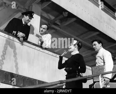 DIRK BOGARDE BRIGITTE BARDOT und MAURICE DENHAM im Arzt AM MEER 1955 Regie RALPH THOMAS Roman / Adaption Richard Gordon Drehbuch Nicholy Phipps und Jack Davies Kostümdesign Jane Ellacott Produzentin Betty E. Box Group Film Productions / J. Arthur Rank Film Distributors Stockfoto