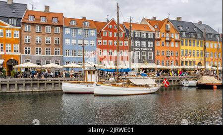 Das beliebte Touristenziel Nyhavn eine Bucht des Meeres mit bunten 17. C Häuser Cafés und Bars und Segelboote gesäumt - Kopenhagen Dänemark Stockfoto