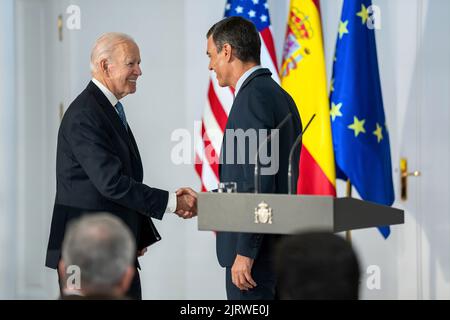 Präsident Joe Biden schüttelt die Hände mit dem spanischen Präsidenten Pedro Sánchez, nachdem er am Dienstag, den 28. Juni 2022, im Palast von Moncloa in Madrid mit der Presse gesprochen hatte. (Offizielles Foto des Weißen Hauses von Adam Schultz) Stockfoto