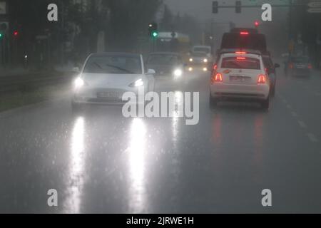 Berlin, Deutschland. 26. August 2022. Im Bezirk Pankow fällt ein heftiger Regenschauer. Quelle: Jörg Carstensen/dpa/Alamy Live News Stockfoto