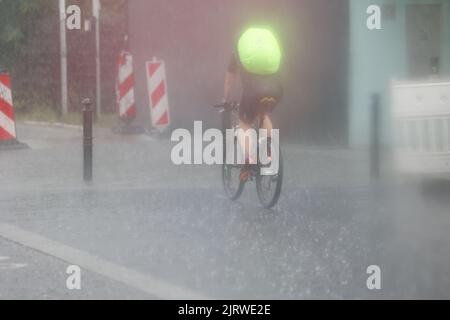 Berlin, Deutschland. 26. August 2022. Im Bezirk Pankow fällt ein heftiger Regenschauer. Quelle: Jörg Carstensen/dpa/Alamy Live News Stockfoto