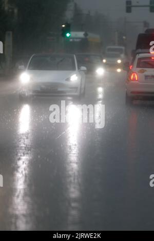 Berlin, Deutschland. 26. August 2022. Im Bezirk Pankow fällt ein heftiger Regenschauer. Quelle: Jörg Carstensen/dpa/Alamy Live News Stockfoto