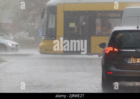 Berlin, Deutschland. 26. August 2022. Im Bezirk Pankow fällt ein heftiger Regenschauer. Quelle: Jörg Carstensen/dpa/Alamy Live News Stockfoto