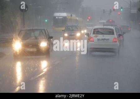 Berlin, Deutschland. 26. August 2022. Im Bezirk Pankow fällt ein heftiger Regenschauer. Quelle: Jörg Carstensen/dpa/Alamy Live News Stockfoto