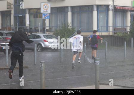 Berlin, Deutschland. 26. August 2022. Im Bezirk Pankow fällt ein heftiger Regenschauer. Quelle: Jörg Carstensen/dpa/Alamy Live News Stockfoto