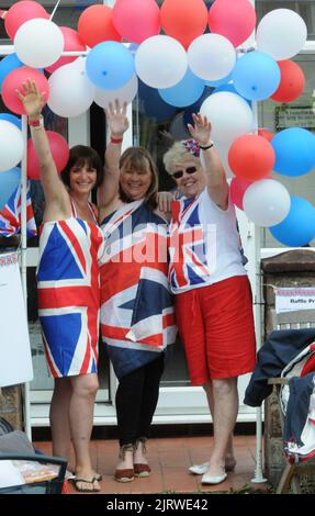 SONNIGES PORTSMOUTH. ALLE VERKLEIDET MIT DEN UNION-JACKS MAXINE BAILEY, ELAINE BAILEY UND AUDREY FOSTER AUF EINER STRASSENPARTY IN DER STANLEY AVENUE, PORTSMOUTH, SONNTAG. BILDER VON MIKE WALKER, MIKE WALKER, 2012 Stockfoto