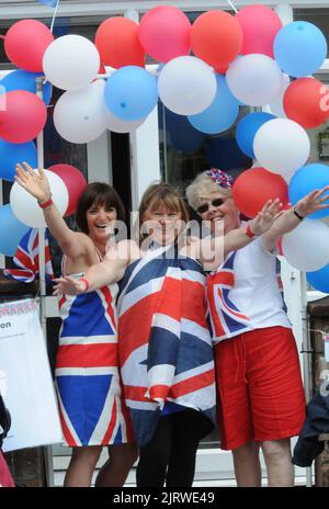 SONNIGES PORTSMOUTH. ALLE VERKLEIDET MIT DEN UNION-JACKS MAXINE BAILEY, ELAINE BAILEY UND AUDREY FOSTER AUF EINER STRASSENPARTY IN DER STANLEY AVENUE, PORTSMOUTH, SONNTAG. BILDER VON MIKE WALKER, MIKE WALKER, 2012 Stockfoto