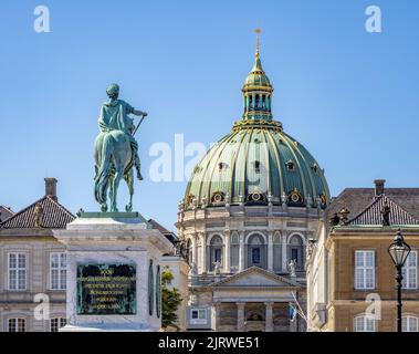 Statue von Frederik V. und die Kuppel von Marmorkirken Amalienborg Kopenhagen Dänemark Stockfoto