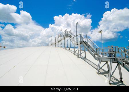 Flüssiggastank mit Treppen Stockfoto