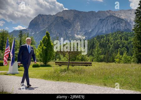 Präsident Joe Biden nimmt am Sonntag, den 26. Juni 2022, an einer Ankunftszeremonie mit G7 führenden Persönlichkeiten im Schloss Elmau in Krün Teil. (Offizielles Foto des Weißen Hauses von Adam Schultz) Stockfoto