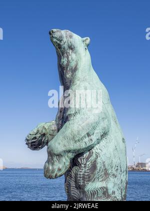 Bronzeskulptur eines aufrechten Eisbären im Hafen von Kopenhagen bei Langelinie von Holger Wederkinch - Kopenhagen Dänemark Stockfoto