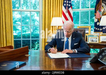 Präsident Joe Biden unterzeichnet H.R. 1444, „um die Einrichtung des US-Postdienstes in der North Loudoun Street 132, Suite 1 in Winchester, Virginia, als das Patsy Cline-Postamt auszuweisen“, am Freitag, den 24. Juni 2022, im Oval Office des Weißen Hauses. (Offizielles Foto des Weißen Hauses von Adam Schultz) Stockfoto