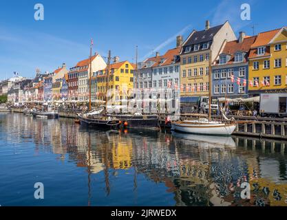 Das beliebte Touristenziel Nyhavn eine Bucht des Meeres mit bunten 17. C Häuser Cafés und Bars und Segelboote gesäumt - Kopenhagen Dänemark Stockfoto