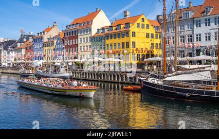 Das beliebte Touristenziel Nyhavn eine Bucht des Meeres mit bunten 17. C Häuser Cafés und Bars und Segelboote gesäumt - Kopenhagen Dänemark