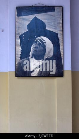 Kalkutta, Indien. 26. August 2022. Kolkata Sister's Pray das Grab von Mutter Teresa anlässlich ihres Geburtstages am 26. August 2022 in Kolkata, Indien. (Foto: Sandip Saha/Pacific Press/Sipa USA) Quelle: SIPA USA/Alamy Live News Stockfoto