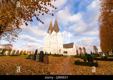 Eine Aufnahme der Kirche von Broager im Herbst in Dänemark Stockfoto