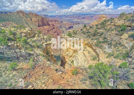 Ein Sinkhole entlang des Coronado Ridge am Grand Canyon Arizona, das zu einem trockenen Wasserfall geworden ist, da es bis zum Punkt erodiert hat, an dem sich der Rand des öffnet Stockfoto