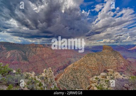 Ein Sturm rollt über den Grand Canyon Arizona. Die sinkende Schiffsformation in ganz links und Coronado Butte rechts. Vom Hance C aus gesehen Stockfoto