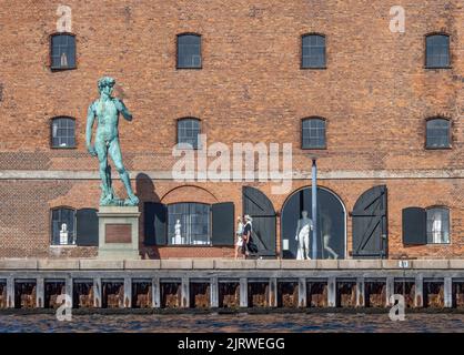 Darsteller von Michelangelos David vor dem Museum der Königlichen Besammlung im alten Lagerhaus Vestindisk Pakhus am Kopenhagener Hafen - Dänemark Stockfoto