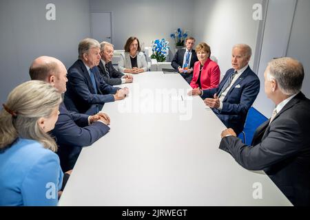 Präsident Joe Biden trifft sich mit Mitgliedern einer Delegation des US-Kongresses zum NATO-Gipfel am Donnerstag, den 30. Juni 2022, auf der IFEMA Madrid. (Offizielles Foto des Weißen Hauses von Adam Schultz) Stockfoto