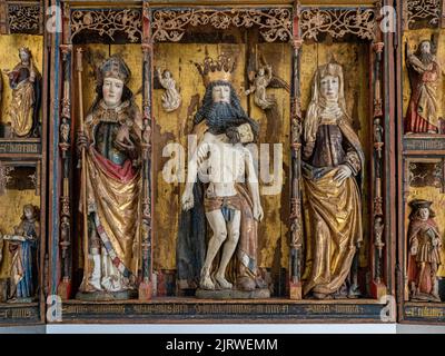 Mittelalterlicher, gegossener Holztriptych mit dem gekreuzigten Christus im Nationalmuseum von Dänemark in Kopenhagen Stockfoto