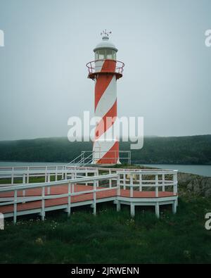 Hearts Content Lighthouse an einem nebligen Abend, Hearts Content, Neufundland und Labrador, Kanada Stockfoto