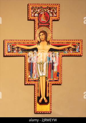 VARALLO, ITALIEN - 17. JULI 2022: Die Ikone Jesu am Kreuz in der Kirche Collegiata di San Gaudenzio von unbekannterem Künstler. Stockfoto
