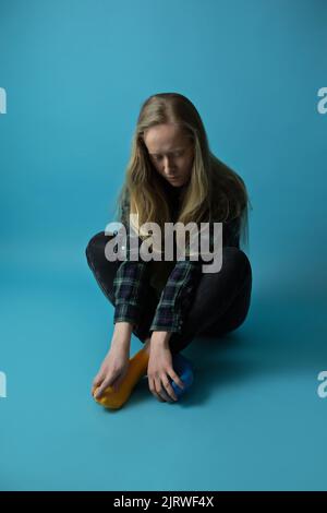 Ukrainische moderne Frau in gelb blauen Socken Stockfoto