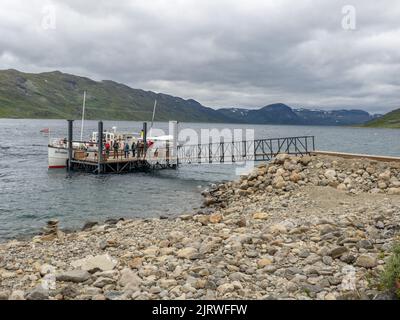 Das Fährschiff Bitihorn, das Passagiere vom Anlegesteg in Torfinsbu auf dem Bygdin-See im Jotunheimen-Nationalpark Norwegen abbringt Stockfoto