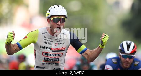 Marburg, Deutschland. 26. August 2022. Radsport: Deutschland-Rundfahrt, Meiningen - Marburg (200,70 km), Etappe 2. Alexander Kristoff (l) aus Norwegen vom Team Intermarche-Wanty-Gobert materiaux feiert seinen Sieg in der Ziellinie neben dem Vizemeister Florian Senechal aus Frankreich vom Team Quick Step. Kredit: Arne Dedert/dpa/Alamy Live Nachrichten Stockfoto