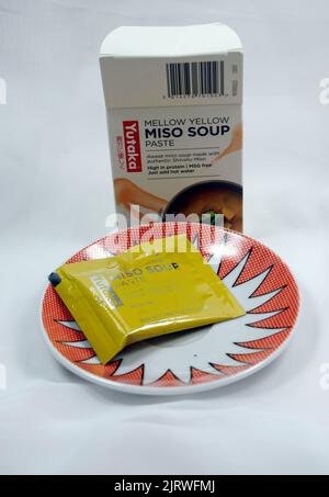 Miso Suppenbox und Beutel auf einem hübschen Psaucer. Einrichtung von Studio Stockfoto