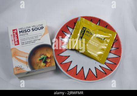 Miso Suppenbox und Beutel auf einem hübschen Psaucer. Einrichtung von Studio Stockfoto