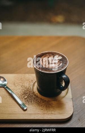 Nahaufnahme der Latte-Kunst auf dem heißen Kakaotasse Stockfoto