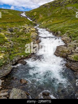 Der Hoystakka River stürzt eine Reihe von Wasserfällen hinunter zum Bygdin-See im Jotunheimen-Nationalpark in der Mitte Norwegens Stockfoto