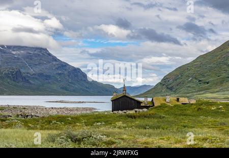 Der Glockenturm wird von einem Seeadler auf einem Gebäude im historischen Dorf Eidsbugarden am Bygdin-See - Jotunheimen National Park Norwegen überragt Stockfoto