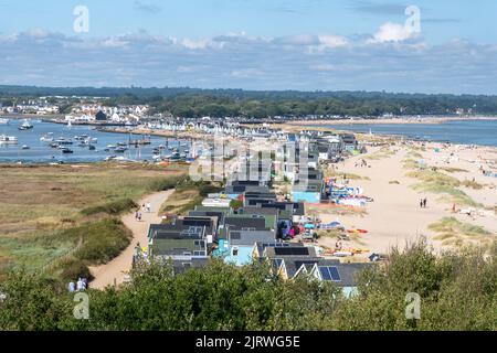 Hengistbury Head, Blick auf den Strand und Strandhütten an einem sonnigen Sommertag mit Menschen im Urlaub, Dorset, England, Großbritannien Stockfoto