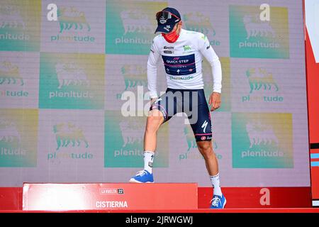 Der Belgier Remco Evenepoel von Quick-Step Alpha Vinyl feiert am Freitag, dem 26. August 2022 2022, die Etappe 7 der Ausgabe der „Vuelta a Espana“, Rundfahrt durch Spanien, von Camargo nach Cistierna (190 km), Spanien, auf dem Podium im weißen Trikot für den besten jungen Fahrer. BELGA FOTO DAVID STOCKMAN Stockfoto